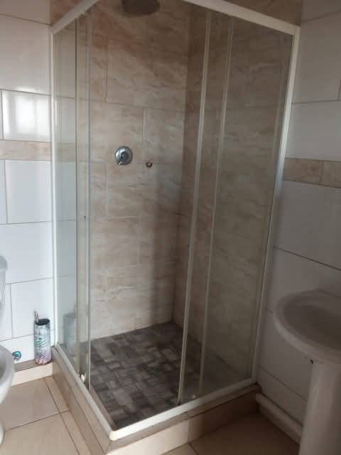 Garage available in ext 12 via fourways for r  in Protea Glen