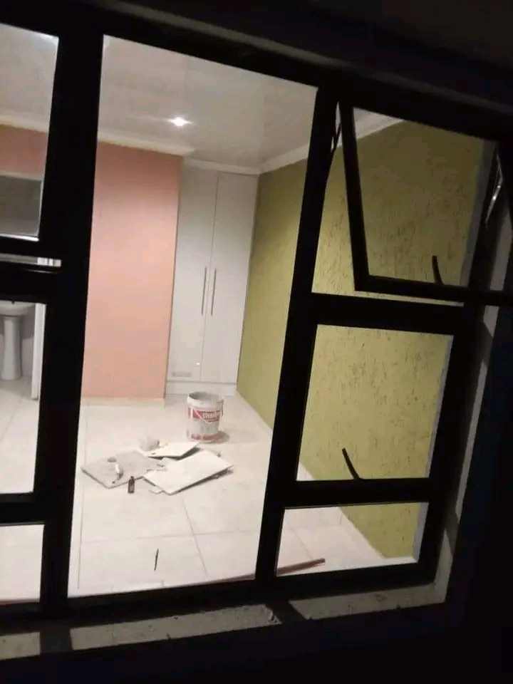 Area:ext 16📍
rental price:r2800 plus depo  in Windmill Park