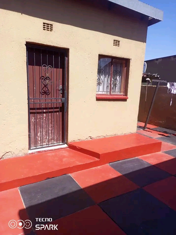 Standard room available at zone10 rent r1200   in Meadowlands