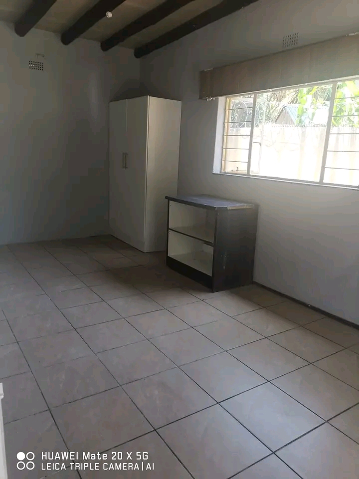 Outside room available 

rent is r2950 depo  in Cosmo City