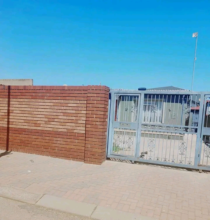 A beautiful 2 bedroom house fully tiled, kitc  in Tembisa