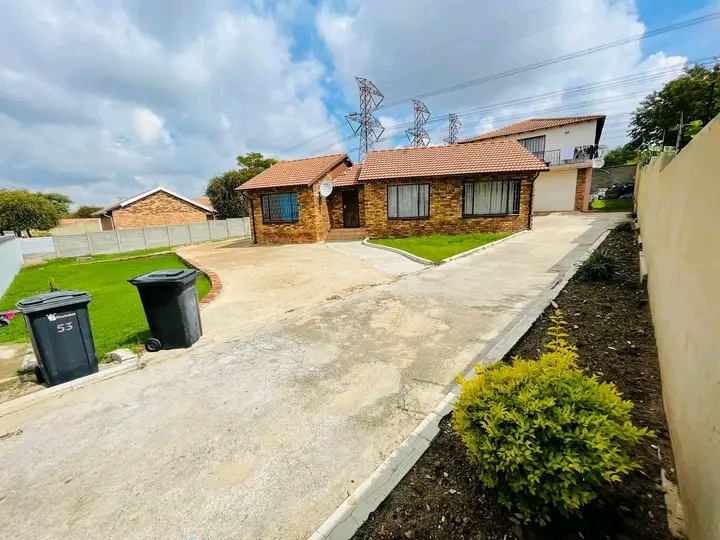 A 3 bedrooms house consists of lounge, dining  in Norkem Park