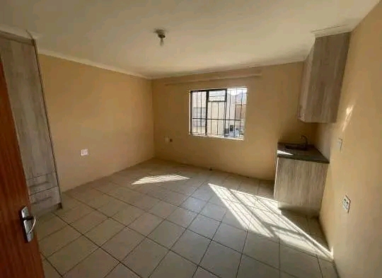 A stunning spacious bachelor with a fitted wa  in Norkem Park