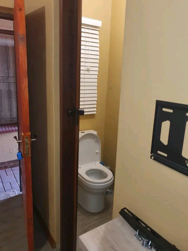 Room available in ex2, and includes:

- ens  in Rabie Ridge