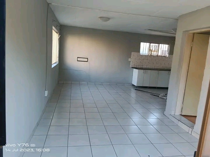 1 bedroom unit available.
water and electric  in Mondeor