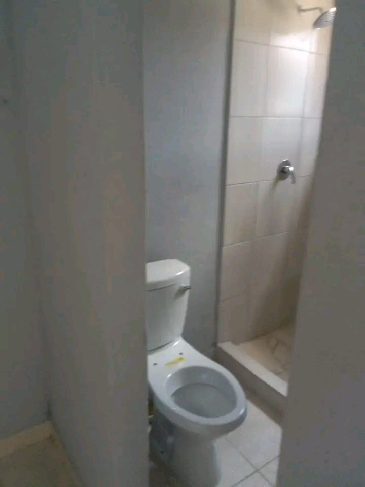 Newly renovated room featuring a private show  in Forest Hill
