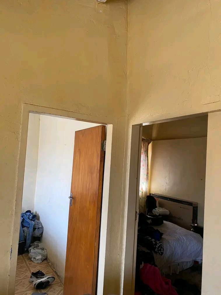 House available again 
zone 13 
r3400
thre  in Sebokeng