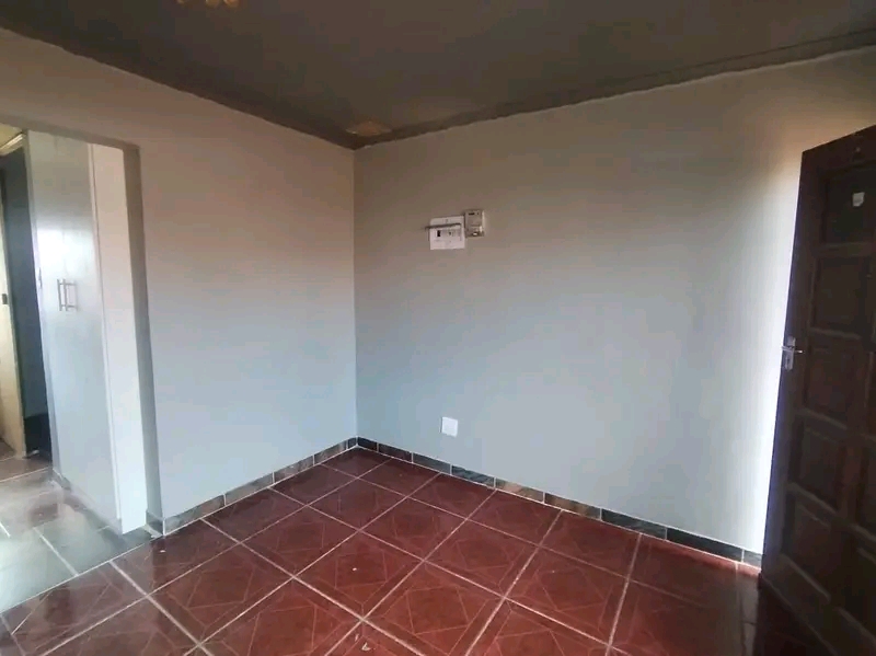 Bachelor for rental
huge space
prepaid elec  in Vosloorus