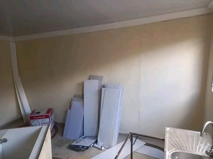 Big bachelor room to rent available at makhul  in Tembisa