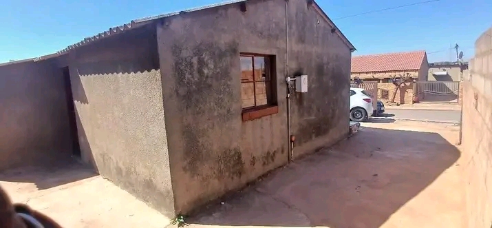 2 bedroom with shower  at north
a house for   in Mofolo