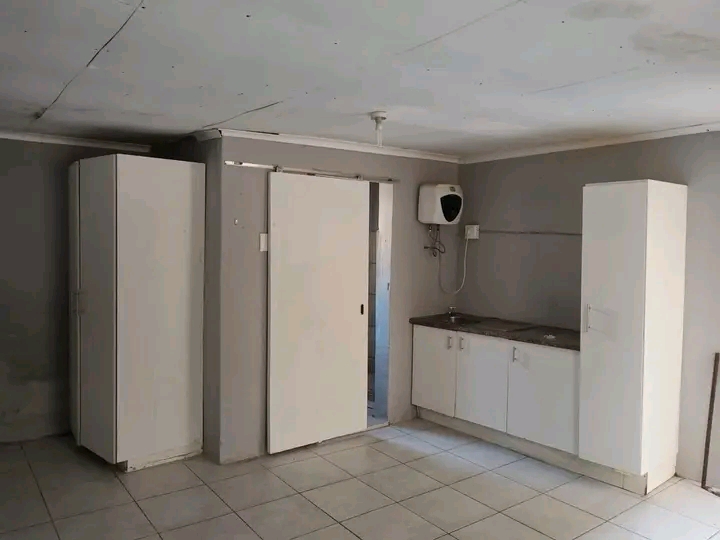 Spacious bachelor unit available to rent imme  in Birch Acres