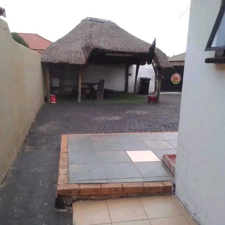 3bedroom with two bathrooms available in mari  in Vosloorus