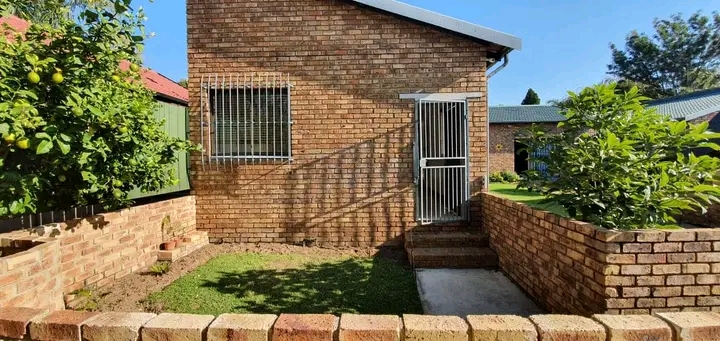 100 m2 - spacious! garden flat huge living ar  in The Reeds