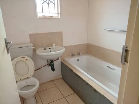 2 bedroom house
rent r3000
depositr3000 (ne  in Beverly Hills