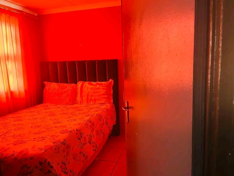 3 bed room house ext 16 r5000 pm
deposit req  in Protea Glen
