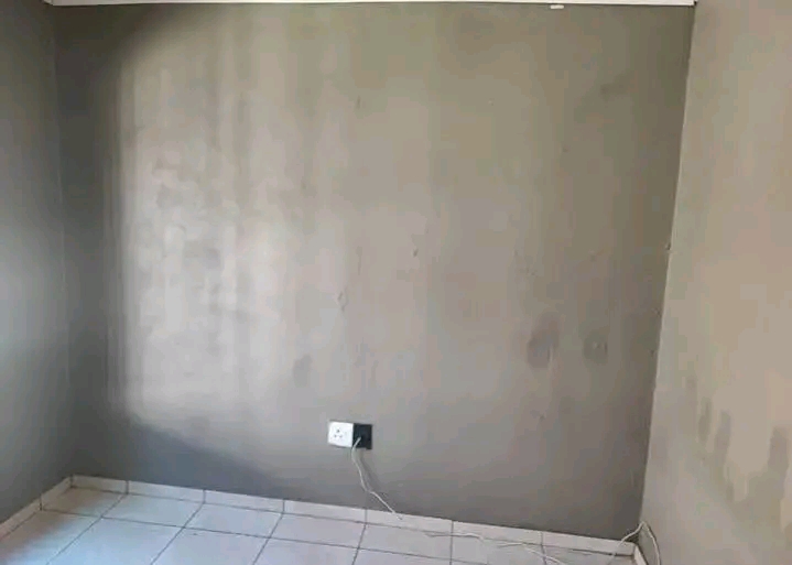 Room with ceiling, tiles and burglars availab  in Phomolong