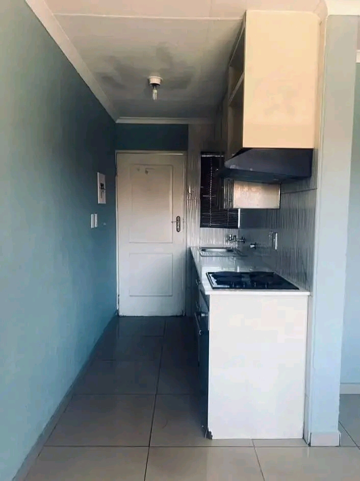 •fitted kitchen with a 4 plate stove 
•f  in Glen Marais Kempton