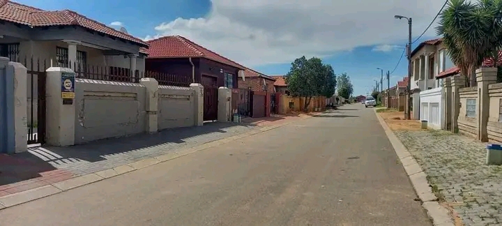 Available immediately 
rental price:r5000
p  in Roodekop