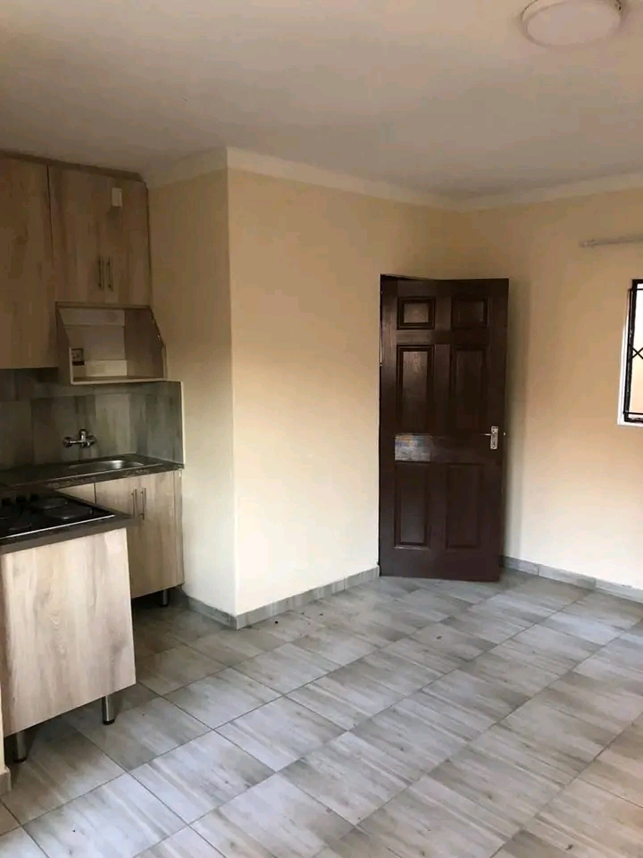 A beautiful bachelor
 comes with fitted kitc  in Tembisa