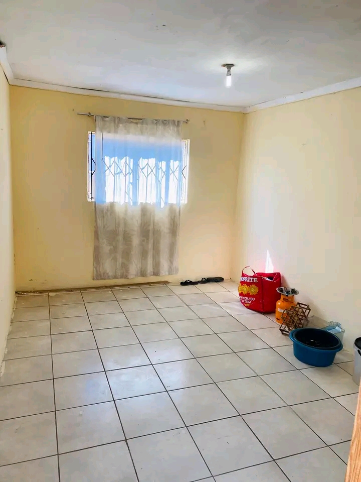 Room to let available now soweto, ext 20 
r1  in Protea Glen