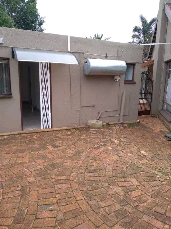 1 bedroom cottage with cupboards,gas stove an  in Old Birch Acres