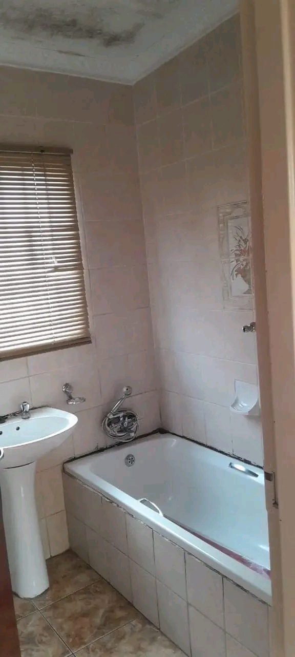 Zone 2, 1 room with fitted built ins, space f  in Pimville