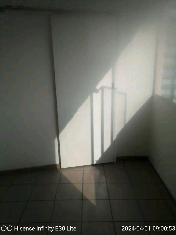 Half room available immediately water and ele  in Sunnyside