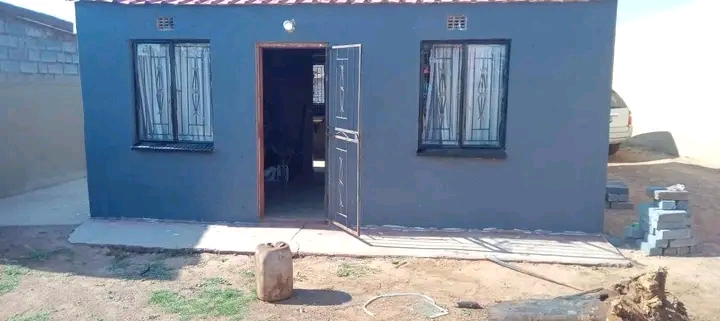 Four room rental available for 2500 plus 1000  in Tsietsi