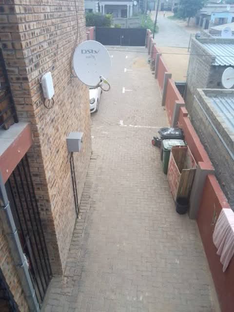 Bachelor available in ext 6 for r3000 rent.
  in Cosmo City