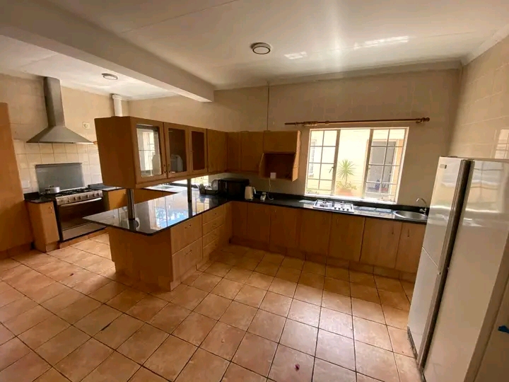 Large furnished room in upmarket commune 
re  in Jeppestown