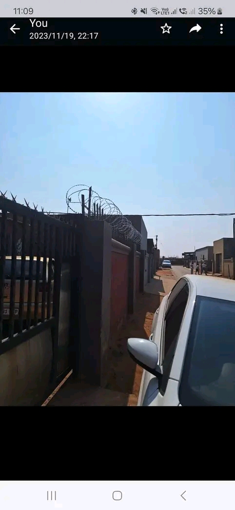 4room house available rent r2500
and
room t  in Vosloorus