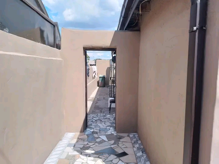 House available for rental in soweto 

💰  in Moletsane