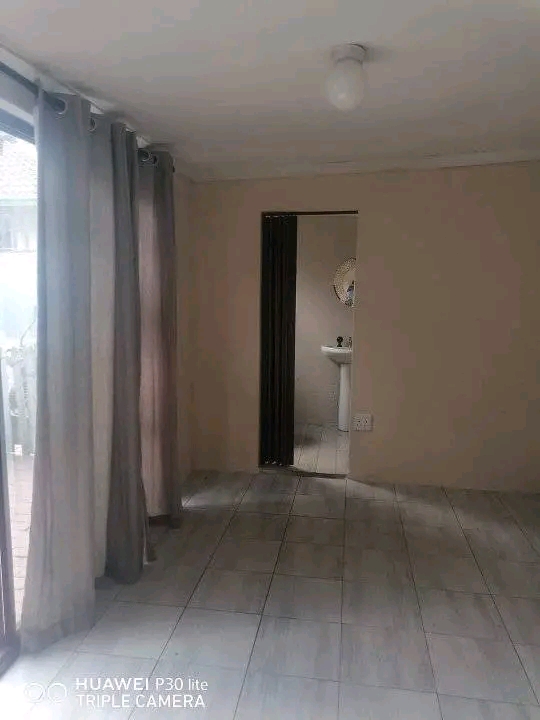 1800 ensuite to rent nd deposit required inst  in Soweto