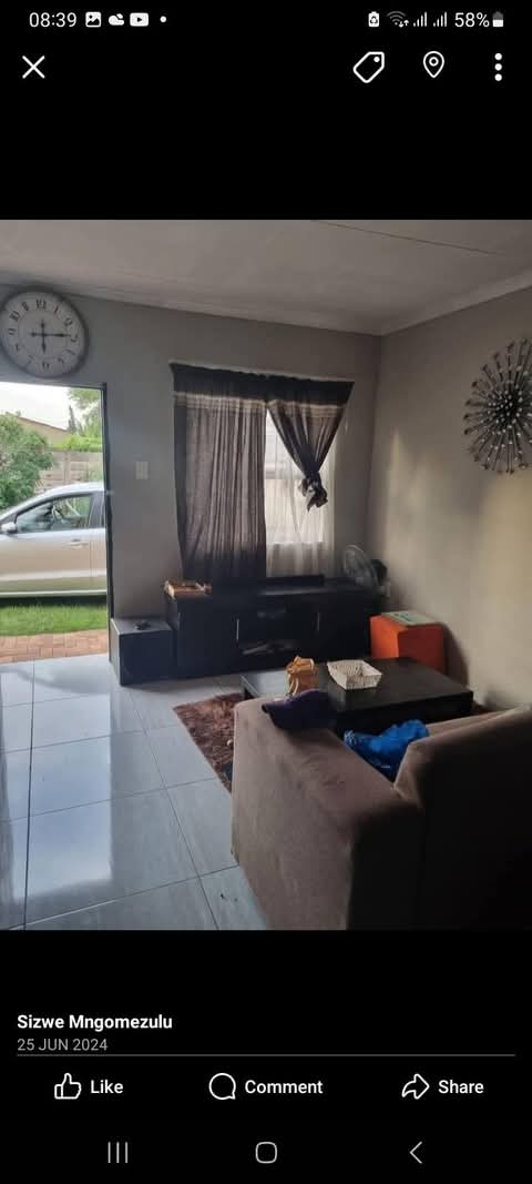 Specious bachelor 
rent r3300
deposit r3300  in Leondale