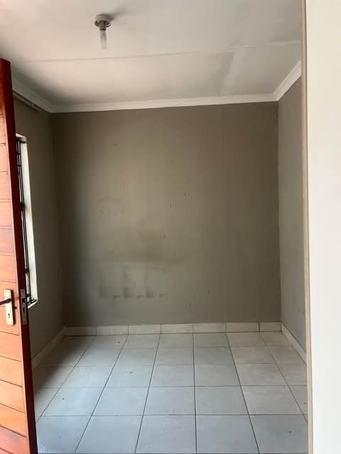 Bachelor room to let for r2600 per month excl  in Olievenhoutbosch