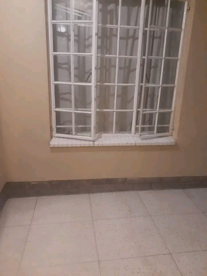 Lovely cottage available 4 grabs!secure with   in Alexandra