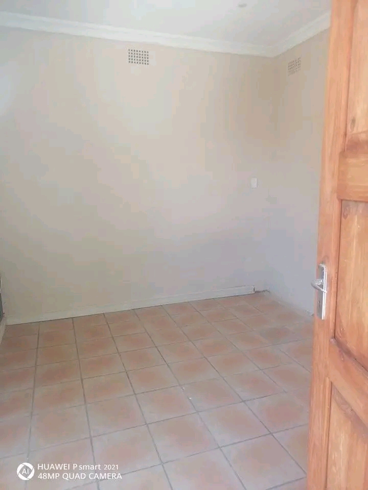 Outside room to rent 1st of june in number 2   in The Hill