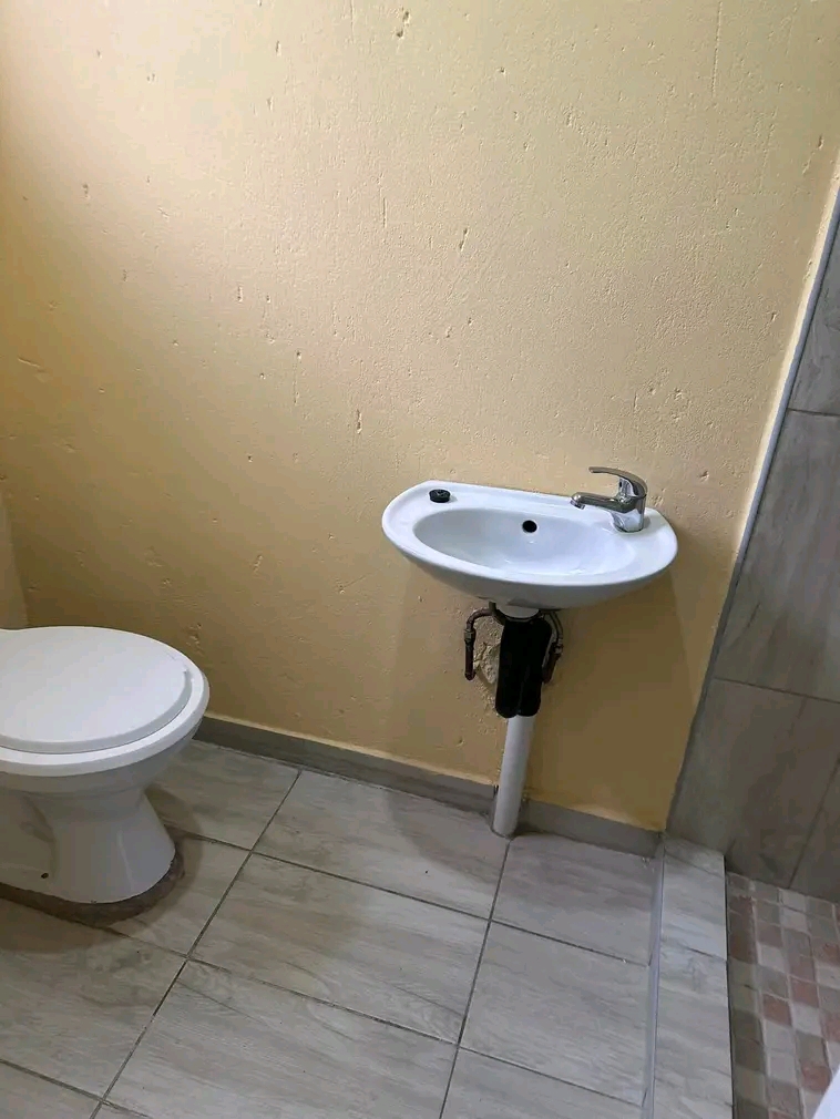 Grand batchelor rooms to rent
includes: kitc  in Tsakane