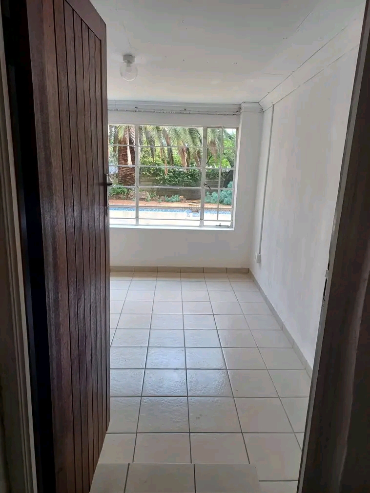 2 bedroom available. 
rent : r7000
water an  in Fourways