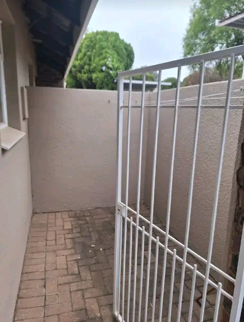 Unfurnished 2 bed and 1 bath ground floor apa  in Randburg