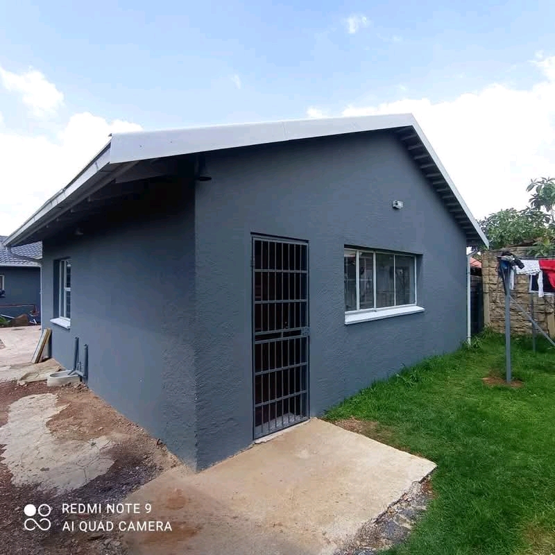 Here is a very nice fitted bachelor in a quie  in Kempton Park