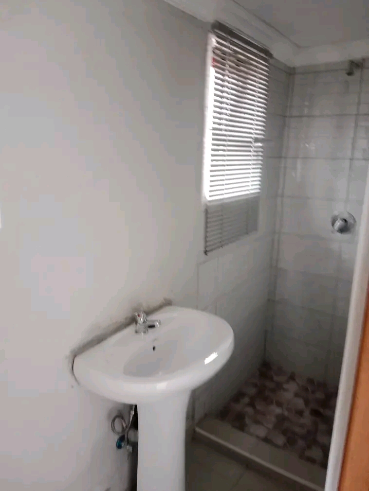 Big outside room like cottage 
available now  in Orange Grove