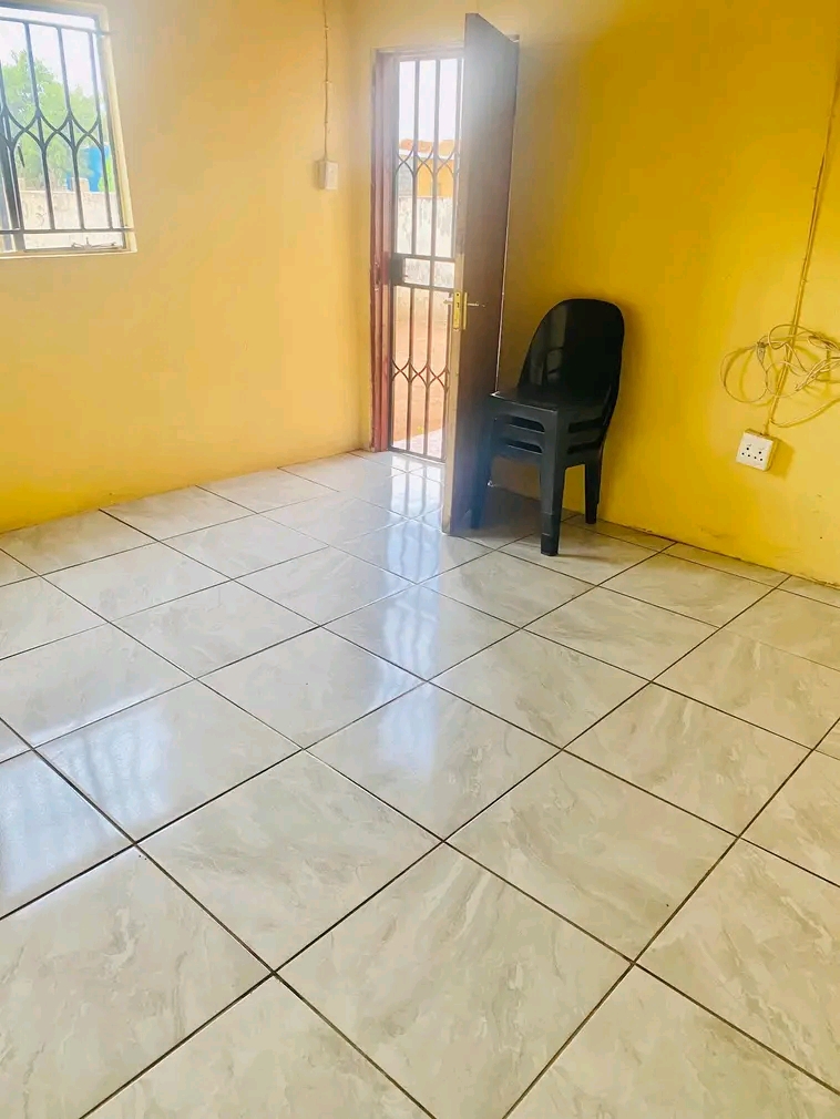 Big room to rent in radebe rent r1300.  conta  in Katlehong