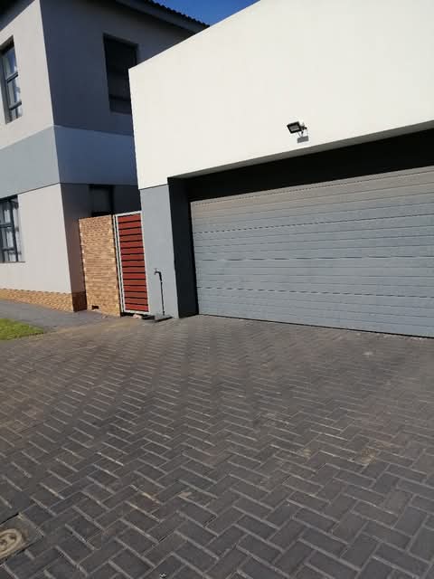 3 bedroom house with a swimming pool availabl  in Centurion