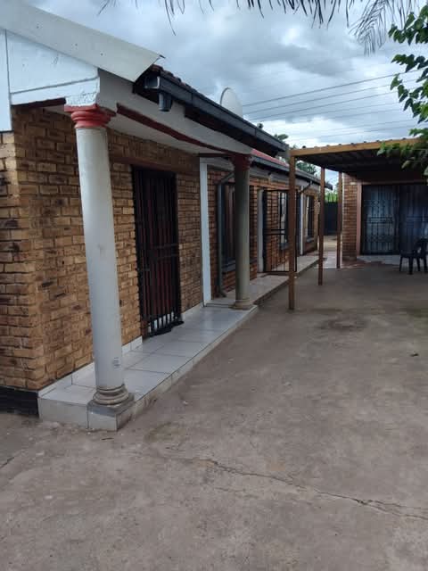 2 bedroom house rental 
key details 
- rent  in Tembisa
