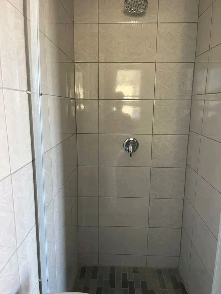Bachelor room to rent 
available in april
c  in Protea Glen