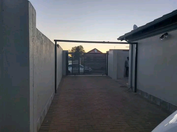 Neat room accommodation in close proximity to  in Vosloorus