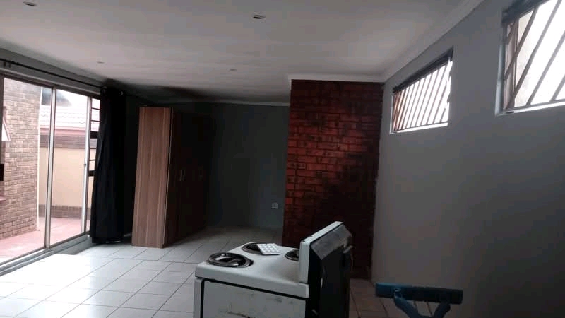 A spacious ensuite is available for r3000 at   in Pimville