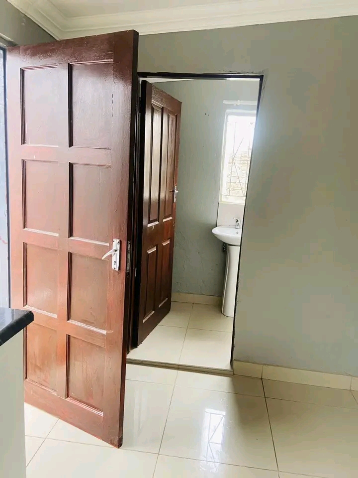 Room will be available month end april.
mahu  in Mamelodi