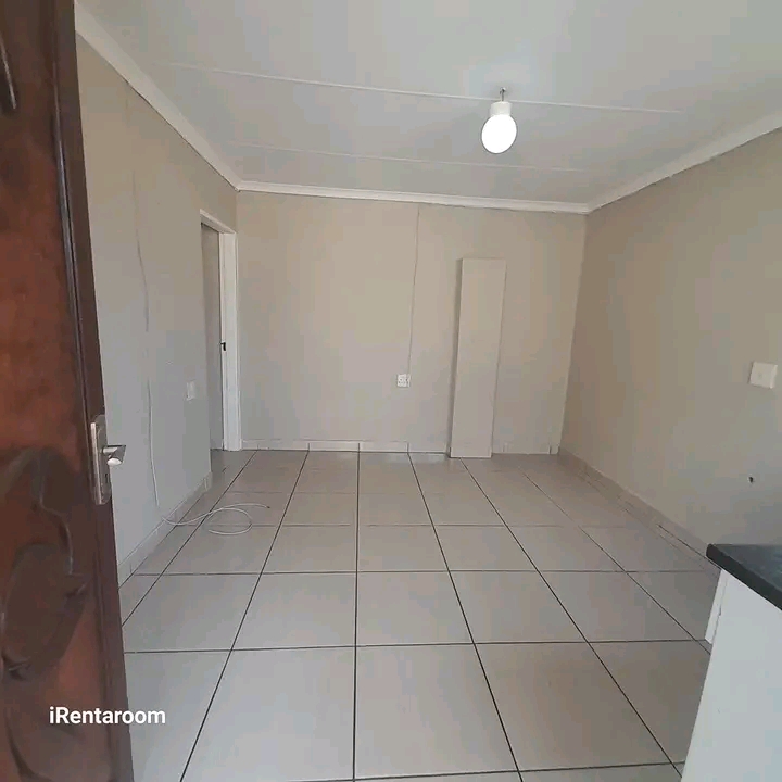 1 bedroom cottage with kitchen available to r  in Protea Glen